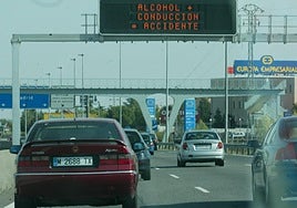 Uno de los paneles de las autopistas con mensajes de la DGT