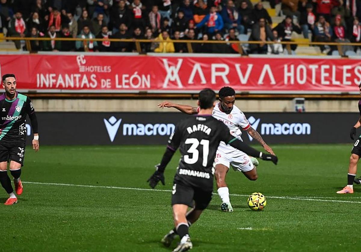 Ribeiro remata ante la defensa malaguista en el Reino de León.