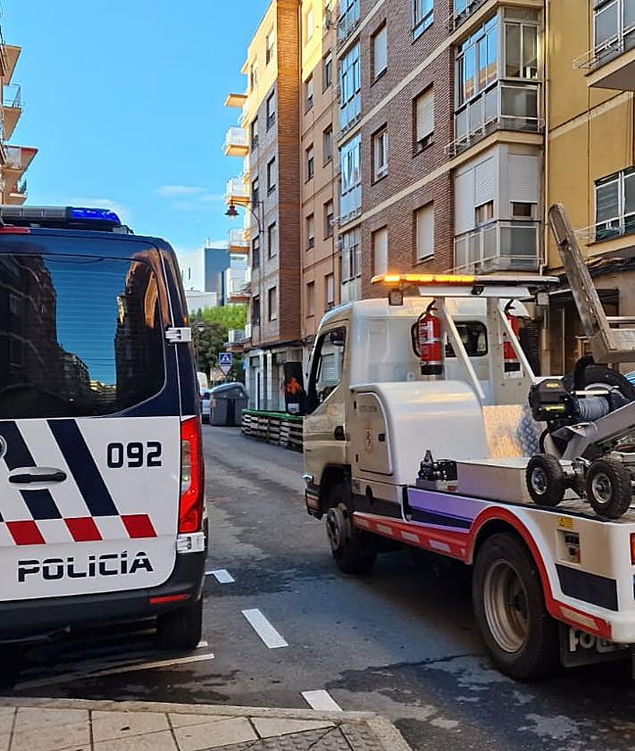 Imagen secundaria 2 - Los coches implicados en el suceso y la Policía Local de León. 
