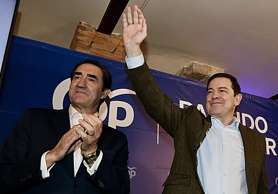 El presidente del PPCyL, Alfonso Fernándesz Mañueco clausura la Junta Directiva del Partido Popular de León, acompañado por el presidente de la gestora en la provincia, Juan Carlos Suárez Quiñones.
