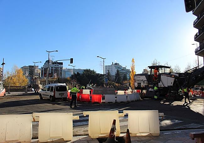 La imagen de la rotonda se observa en el centro de las obras.