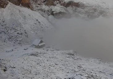 La nieve cubre la cima de los Picos de Europa leoneses como preludio del gran temporal