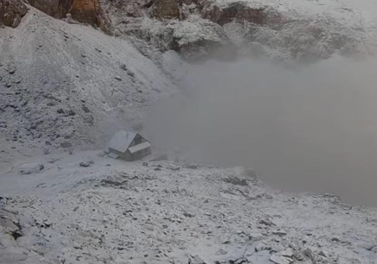 La nieve ya se deja ver en el refugio Collado Jermoso de Picos de Europa.