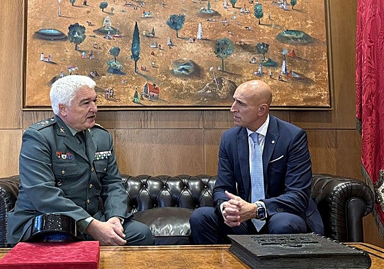 El nuevo responsable de la Benemérita y el alcalde de León.