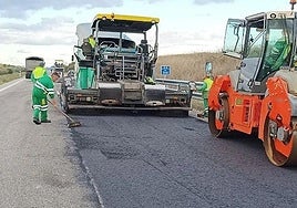 Imagen de obras de asfaltado en una autovía.