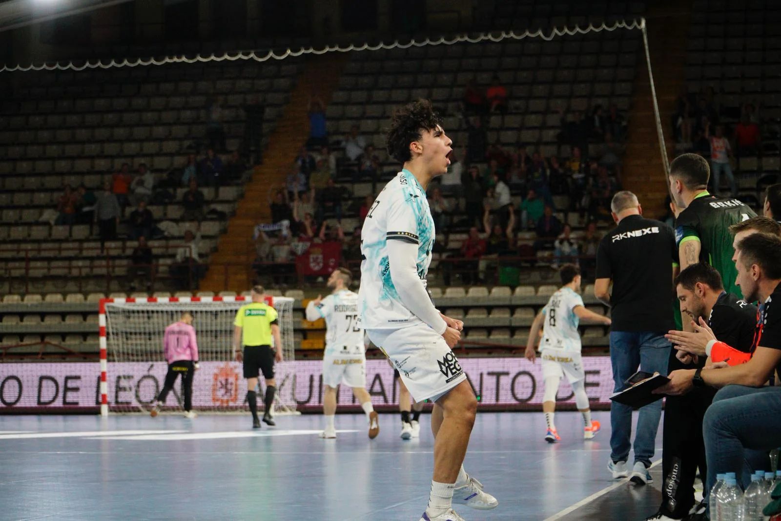 Gonzalo Pérez celebra un gol ante la grada.