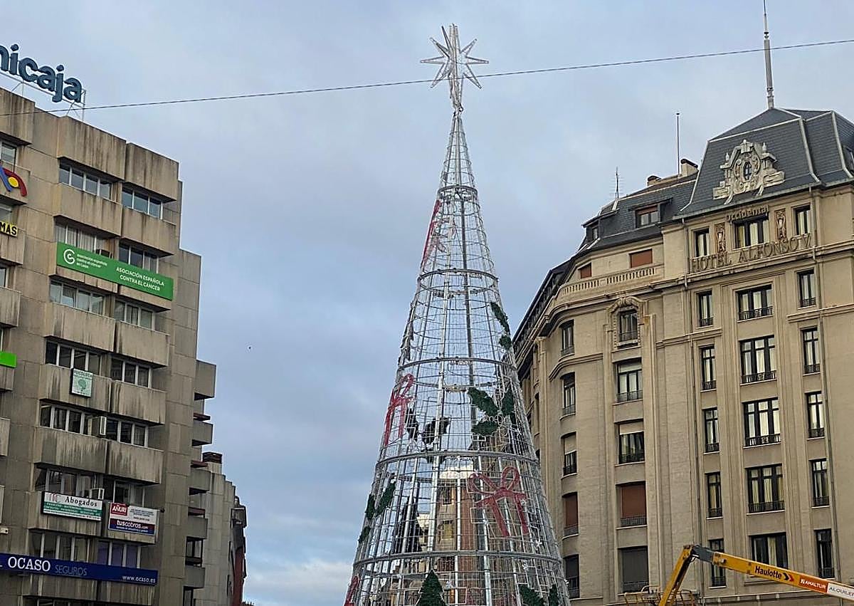 Imagen secundaria 1 - La navidad crece en León en forma de árbol de luz