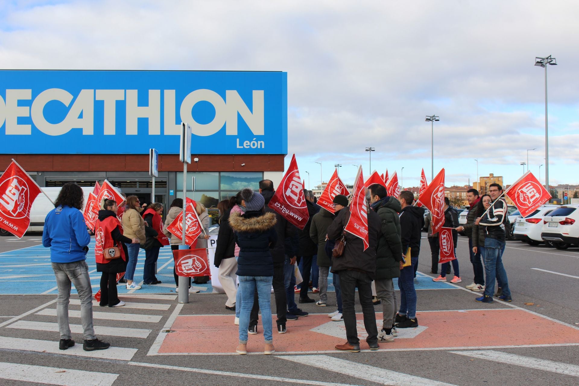 Protesta de trabajadores de Decathlon en León