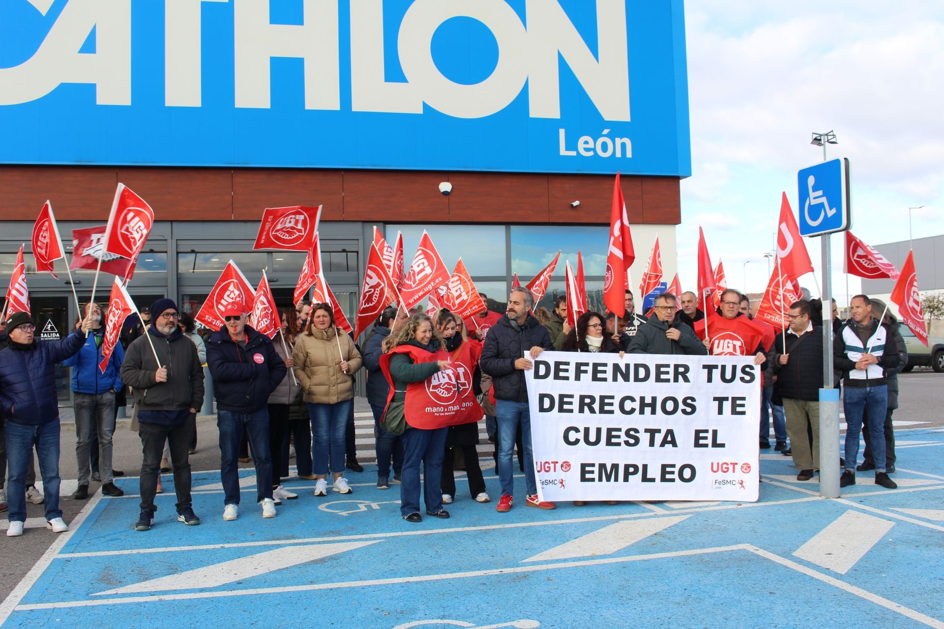 Protesta de trabajadores de Decathlon en León