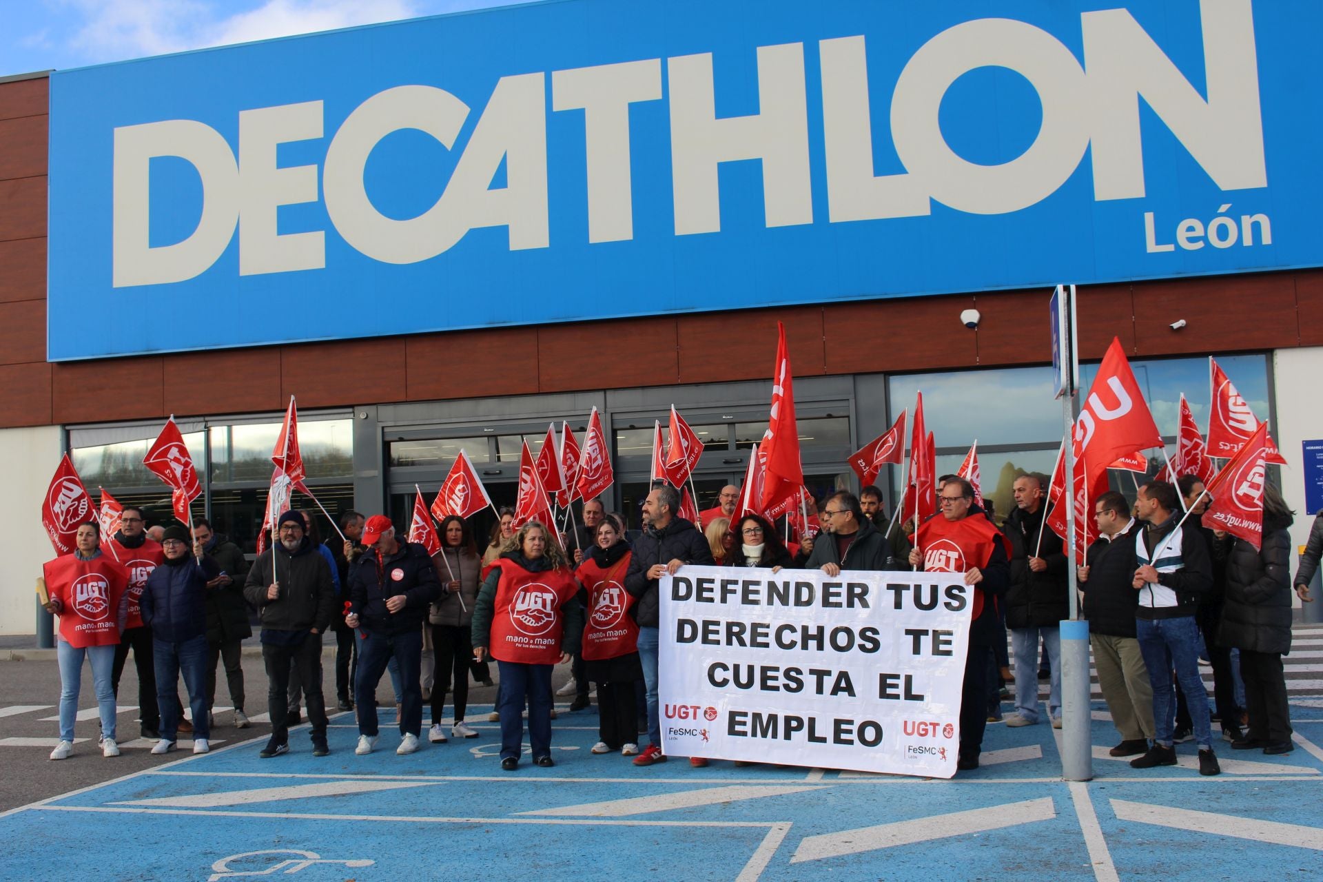 Protesta de trabajadores de Decathlon en León