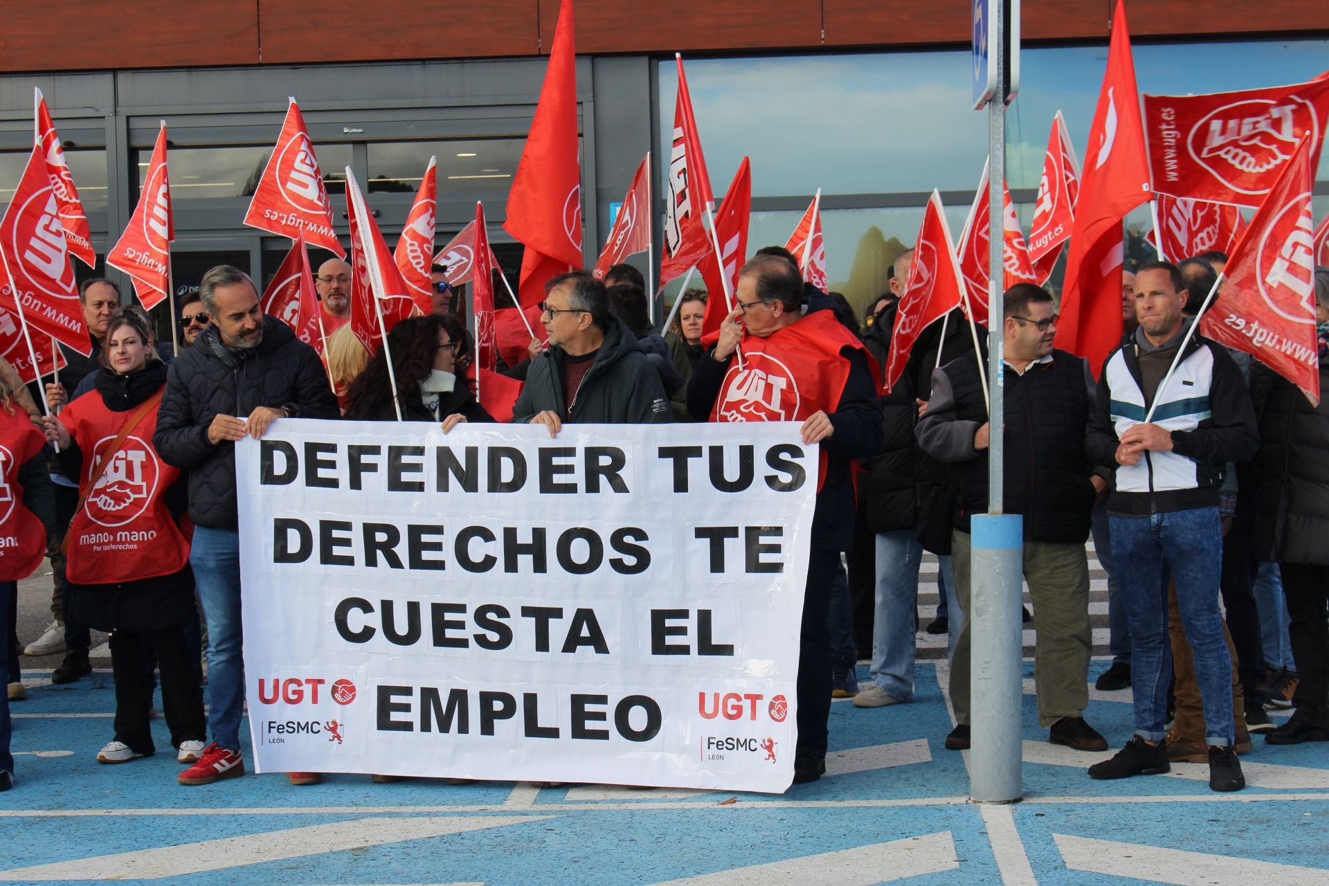 Protesta de trabajadores de Decathlon en León