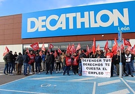 Medio centenar de personas protestan frente a las puertas de la tienda de Decathlon en León el 19 de noviembre de 2025.