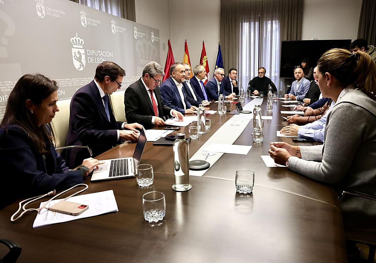 Reunión entre el secretario de Estado y los alcaldes de la línea de Feve.
