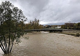 Imagen del río marrón a su paso por Puente Castro.