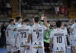 Imagen del último duelo liguero del Ademar.