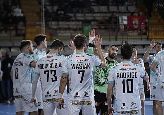 Imagen del último duelo liguero del Ademar.