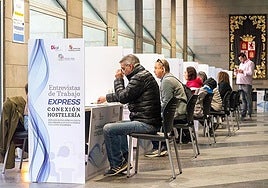 Hosteleros y aspirantes a las plazas, en la jornada de entrevistas en Palencia.