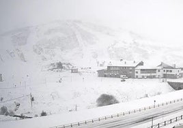 La nieve cubre la estación de esquí de San Isidro.