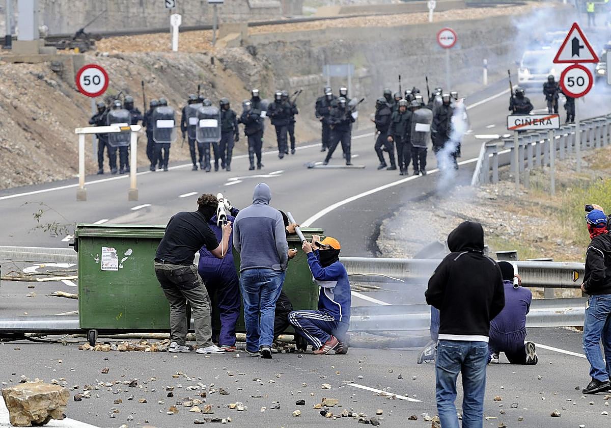 Fotografía de Manuricio Peña durante las protestas en Ciñera.