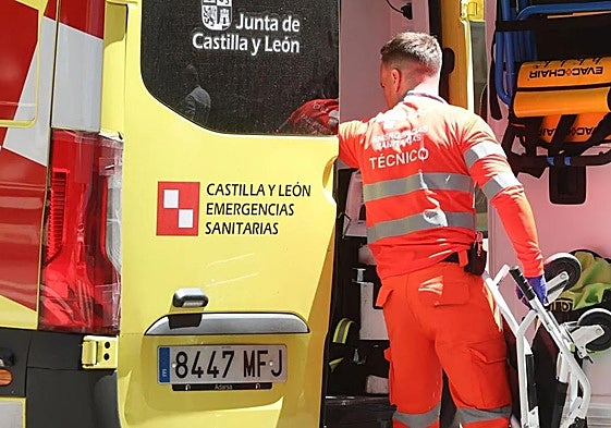 Imagen de archivo de un técnico en una ambulancia.