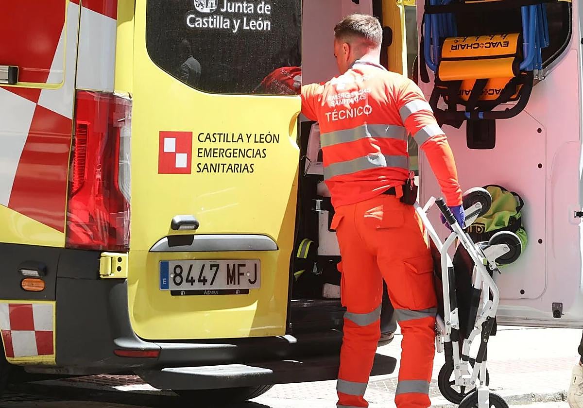 Imagen de archivo de un técnico en una ambulancia.