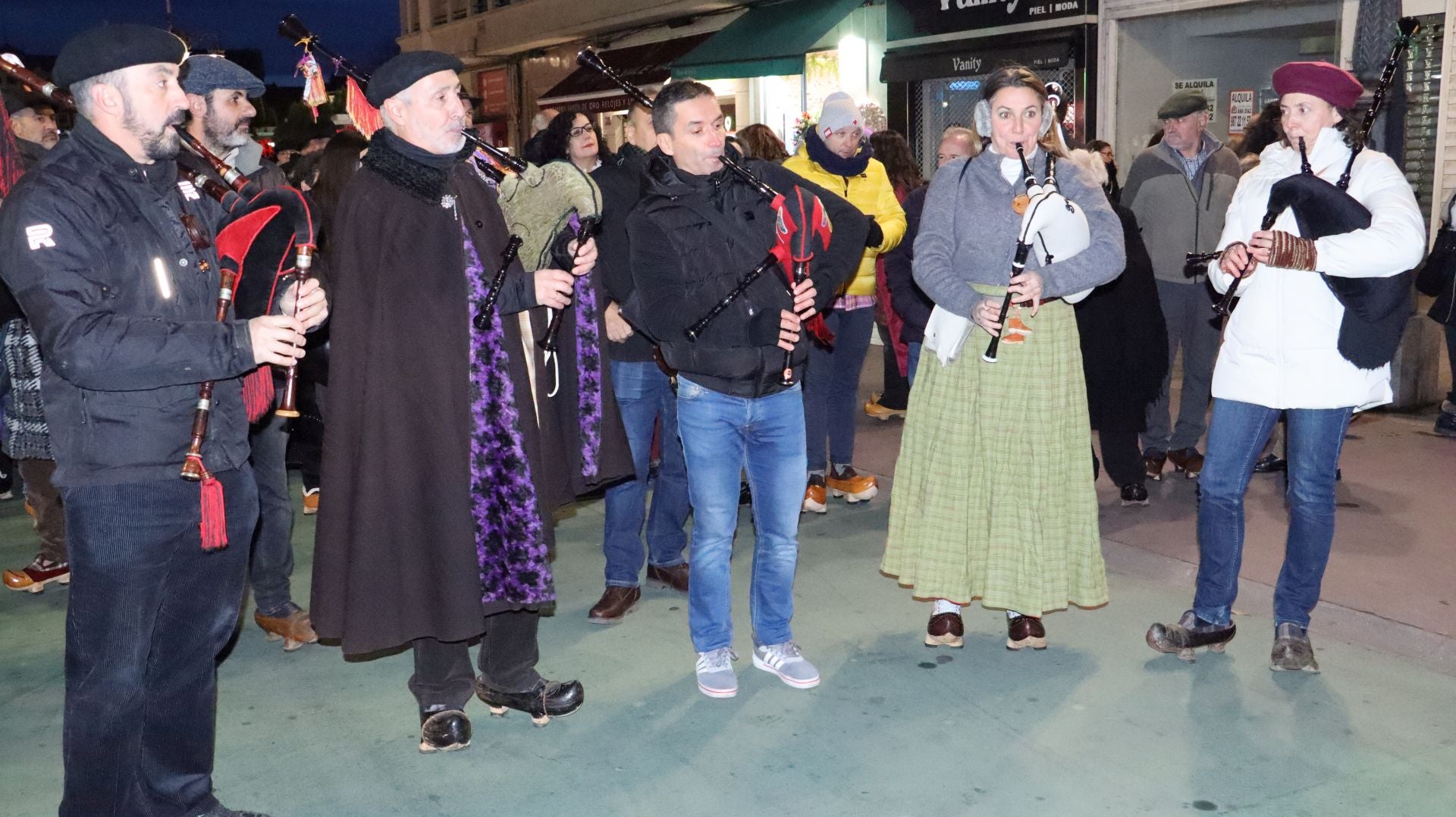 Las imágenes de la madreñada por las calles de León