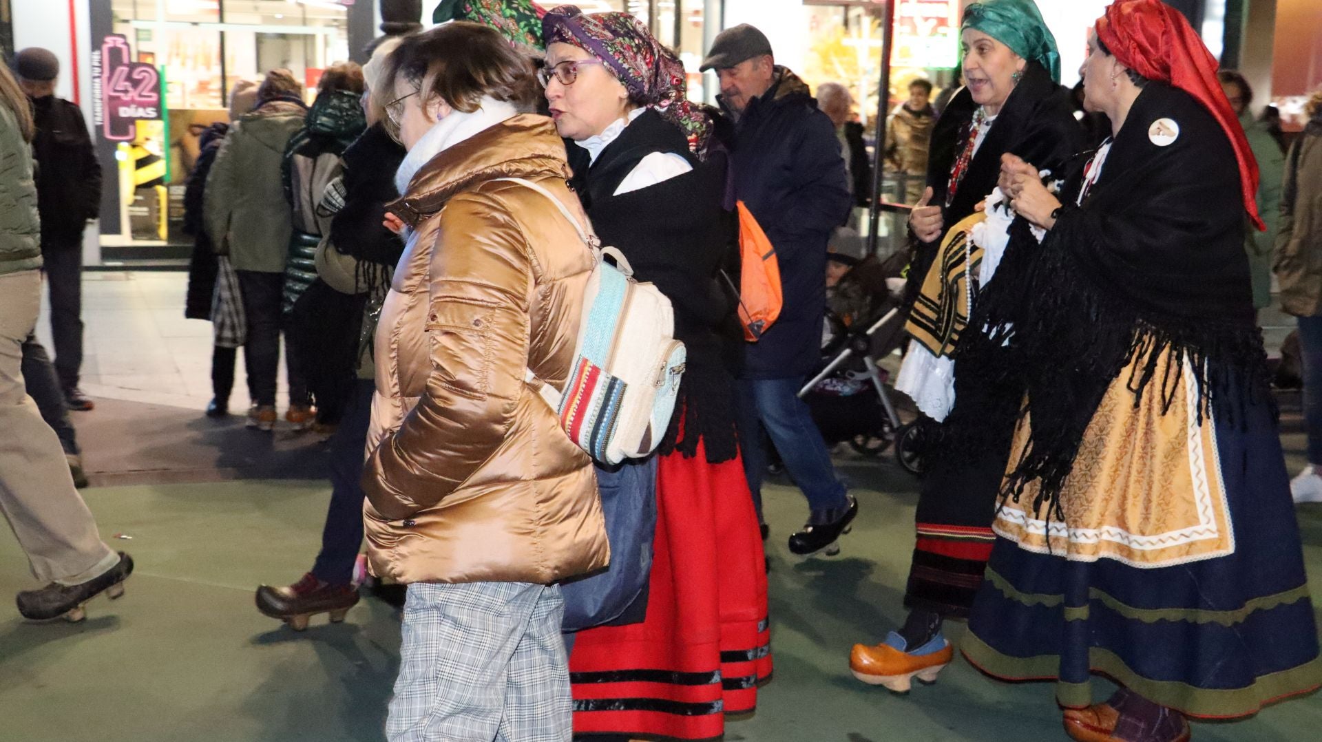 Las imágenes de la madreñada por las calles de León