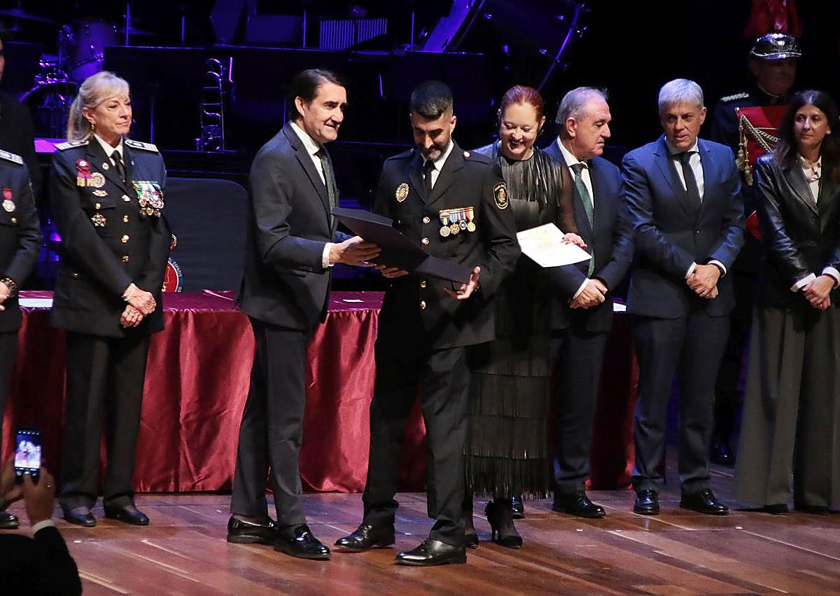 Imagen secundaria 1 - Cien policías locales de Castilla y León reciben sus Medallas al Mérito