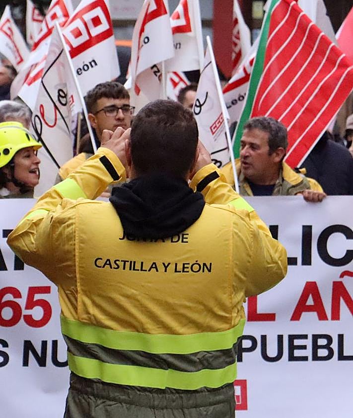 Imagen secundaria 2 - Una marea de mil banderines pide en León «respeto» a una Junta «sin alma y sorda»