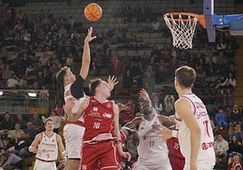 Un instante del partido en León.