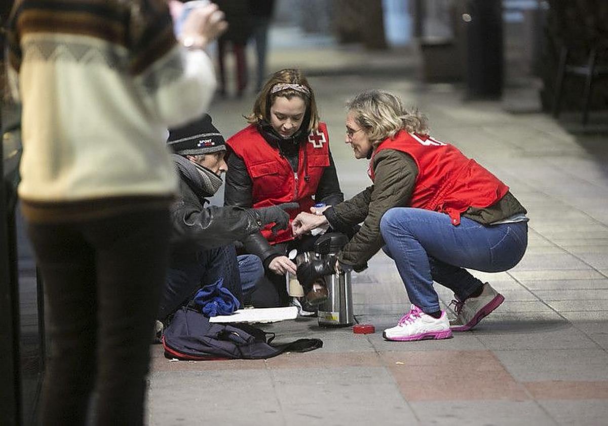 Atención a un hombre sinhogar.