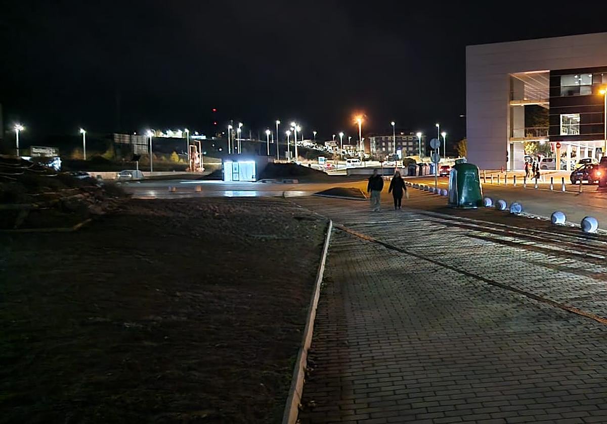 Iluminación a las afueras del Hospital de León.
