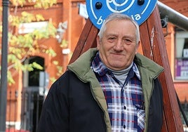 Pedro Yagüe en el jardín del Cid, delante de la sede de Cruz Roja León.