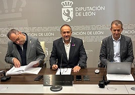Gerardo Álvarez Courel, Valentín Martínez y Santiago Dorado presentan los presupuestos.