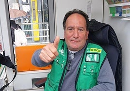 El vendedor del punto de venta de la ONCE.