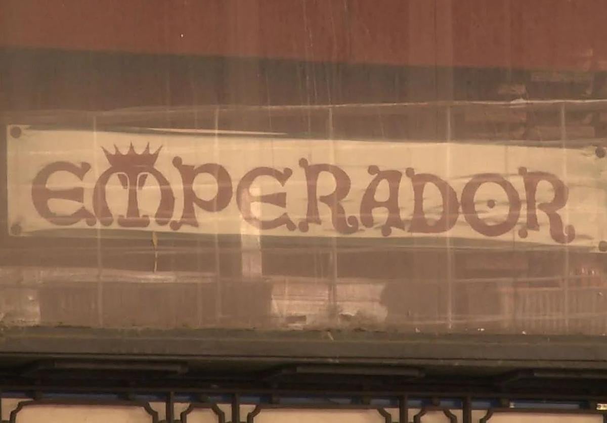 El logo del Teatro Emperador que hace años se encontraba en la fachada.
