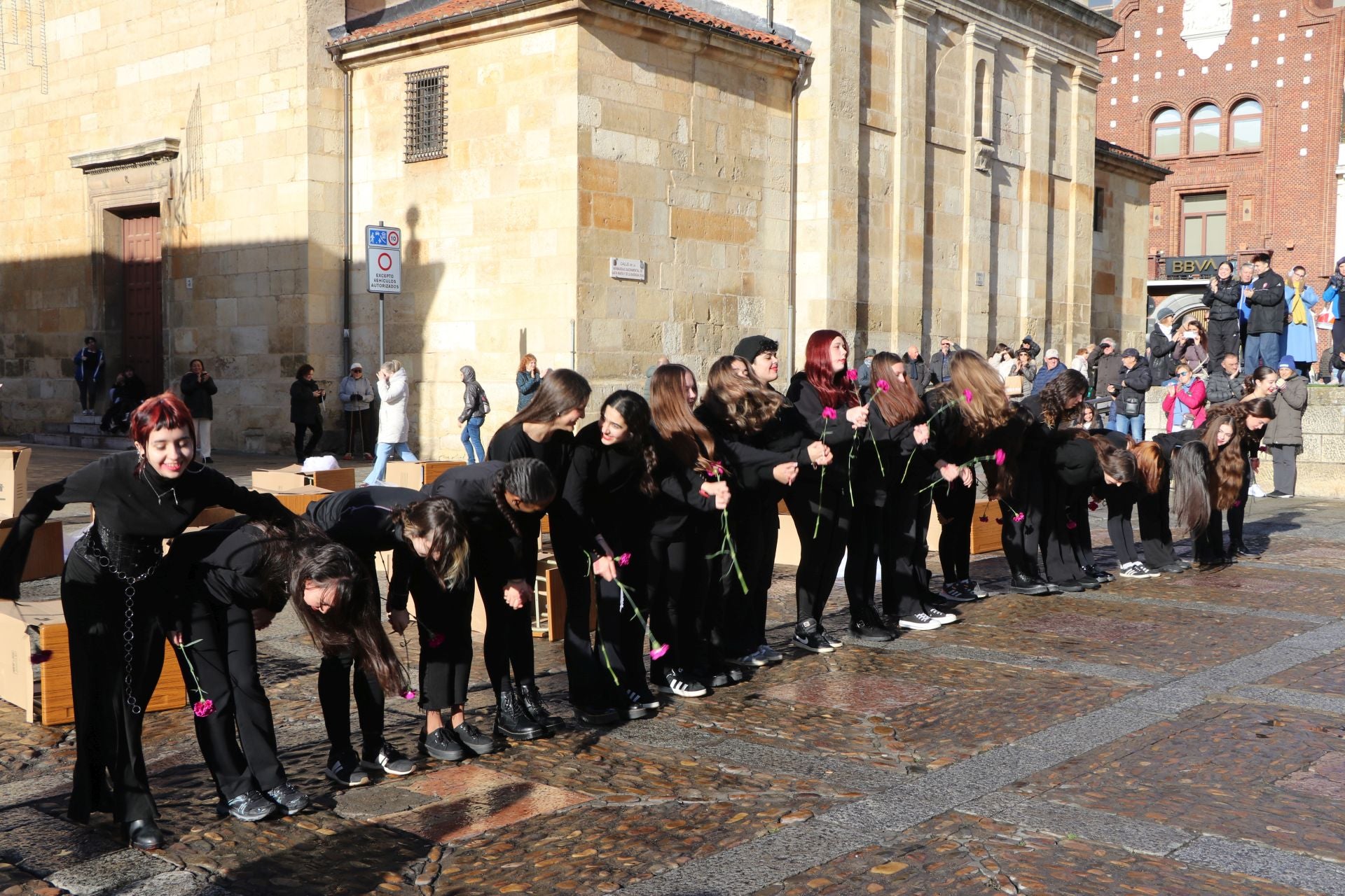 Las imágenes de la performance &#039;Caja de muñecas&#039; por el 25N en León