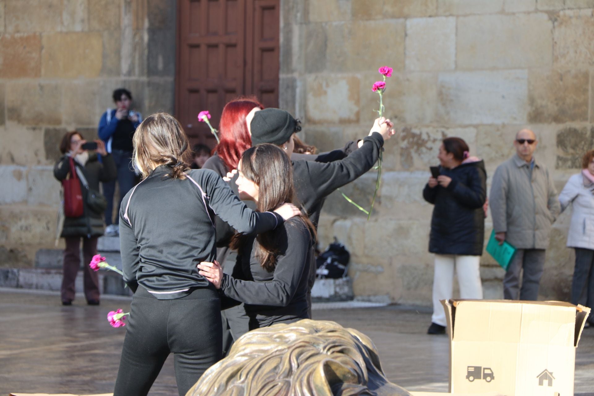 Las imágenes de la performance &#039;Caja de muñecas&#039; por el 25N en León