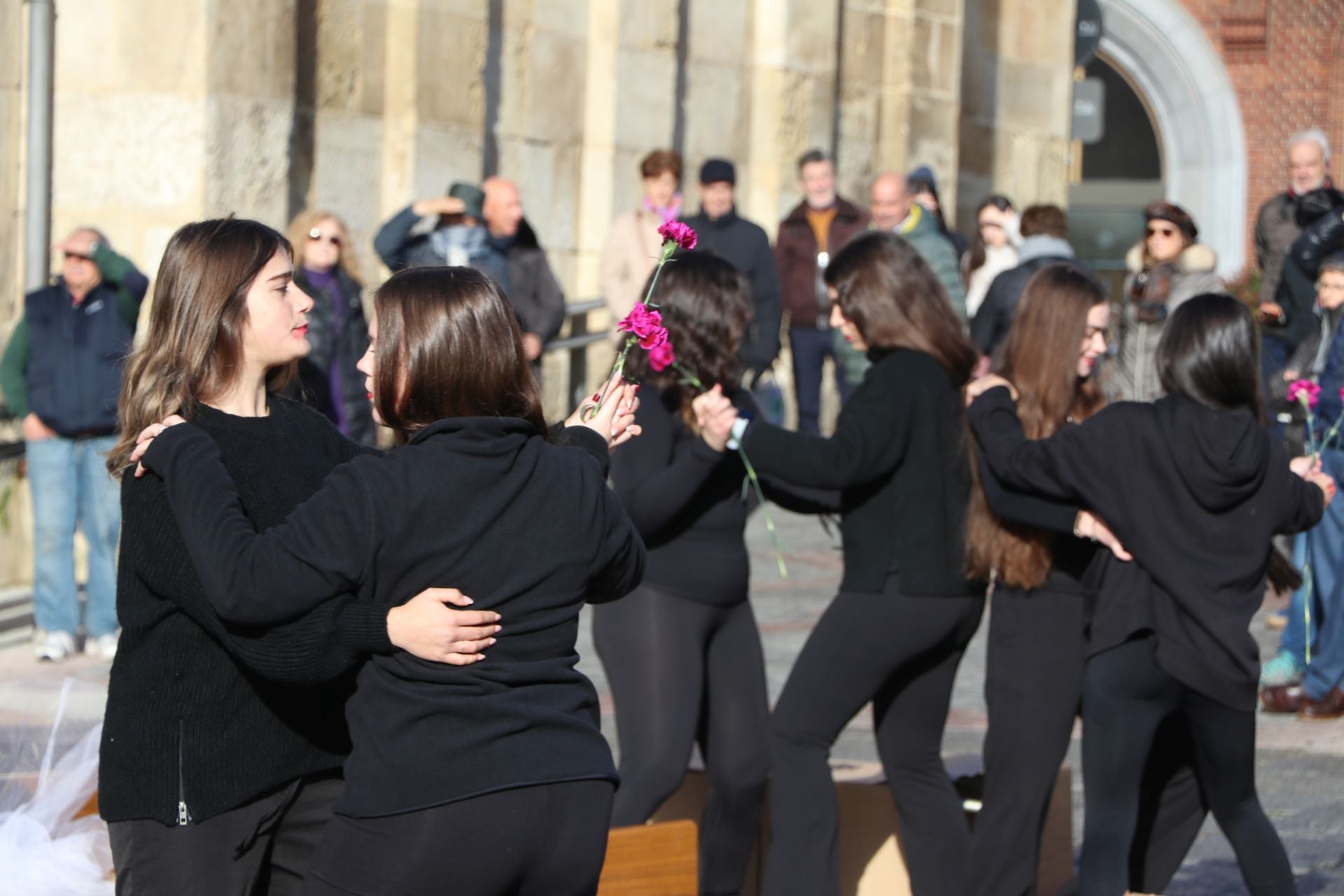 Las imágenes de la performance &#039;Caja de muñecas&#039; por el 25N en León