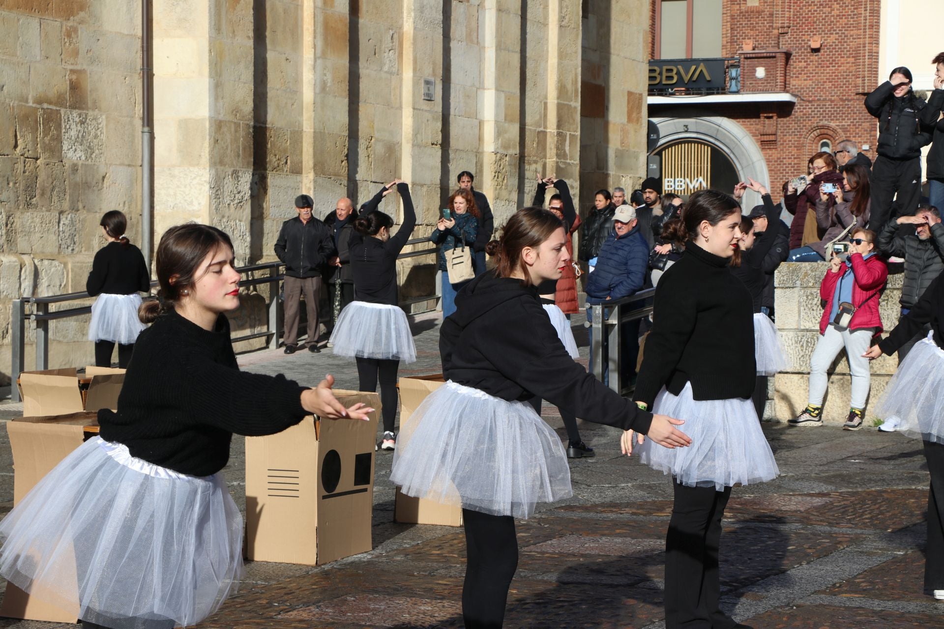 Las imágenes de la performance &#039;Caja de muñecas&#039; por el 25N en León