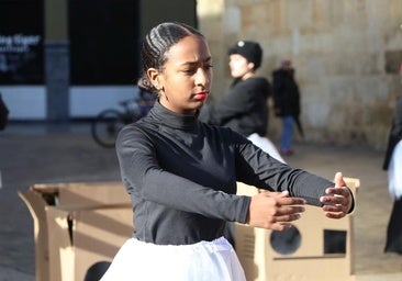 «Cerda, zorra, loca, mala madre»: las mujeres muñecas rompen el patriarcado