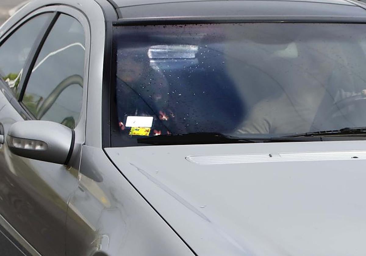 Triana, en el asiento del copiloto, saliendo de la cárcel de Asturias esta mañana.