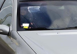 Triana, en el asiento del copiloto, saliendo de la cárcel de Asturias esta mañana.