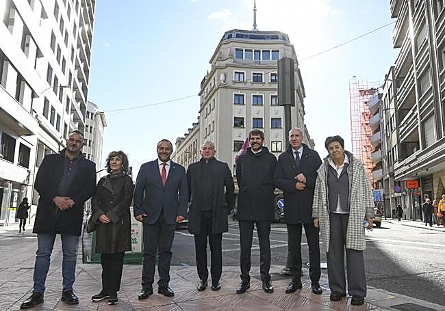 La foto histórica: Emilio Martínez (Diputación), Paz Santa Cecilia Aristu (Inaem), Álvarez Courel (opresidente de la Diputación), Nicanor Sen (Delegado del Gobierno, Ernet Urtasun (ministro de Cultura), José Antonio Deiz (alcalde), Elena Aguado (Ayuntamiento de León).