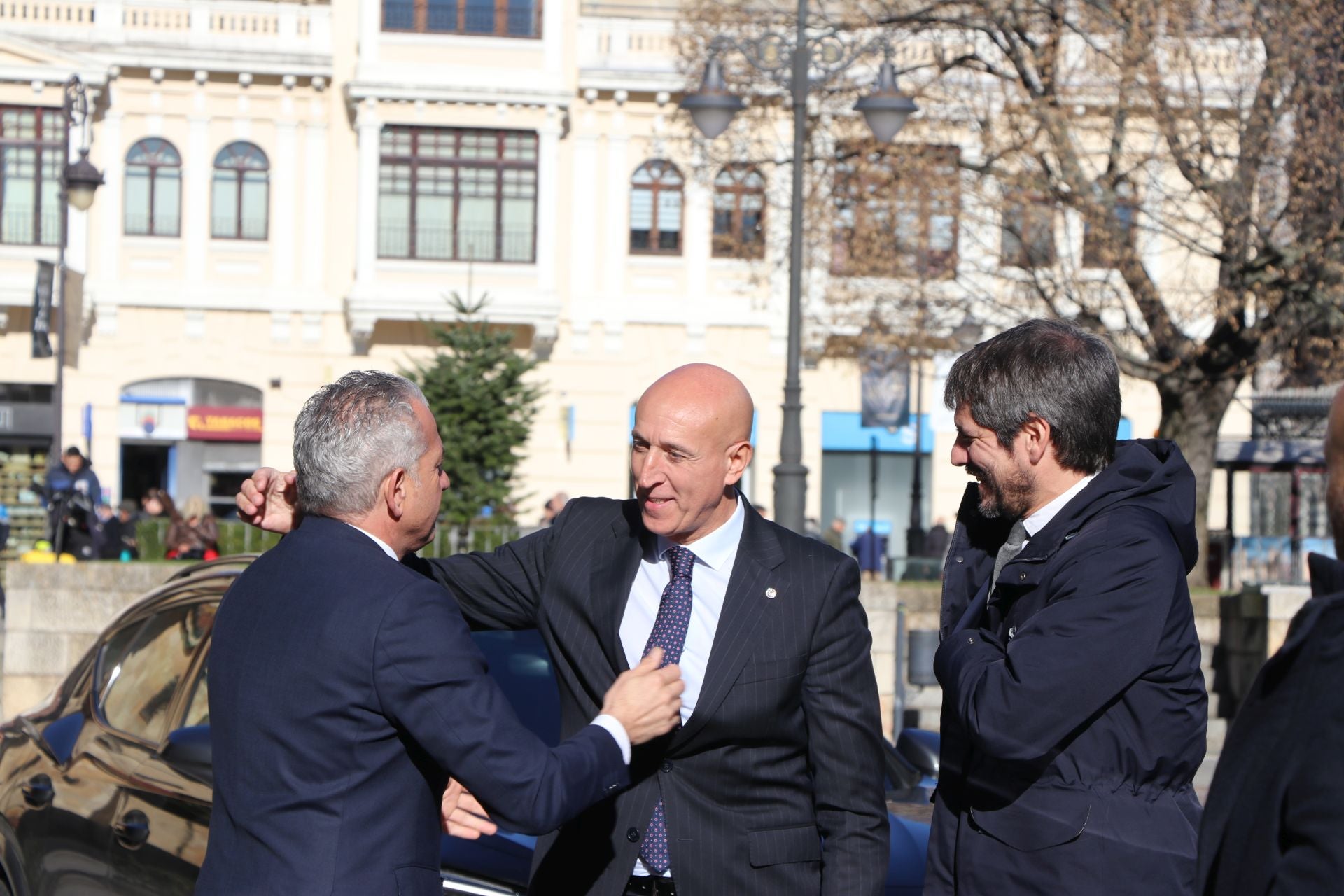 Las imágenes de la visita del ministro Urtasun para rescatar el Teatro Emperador