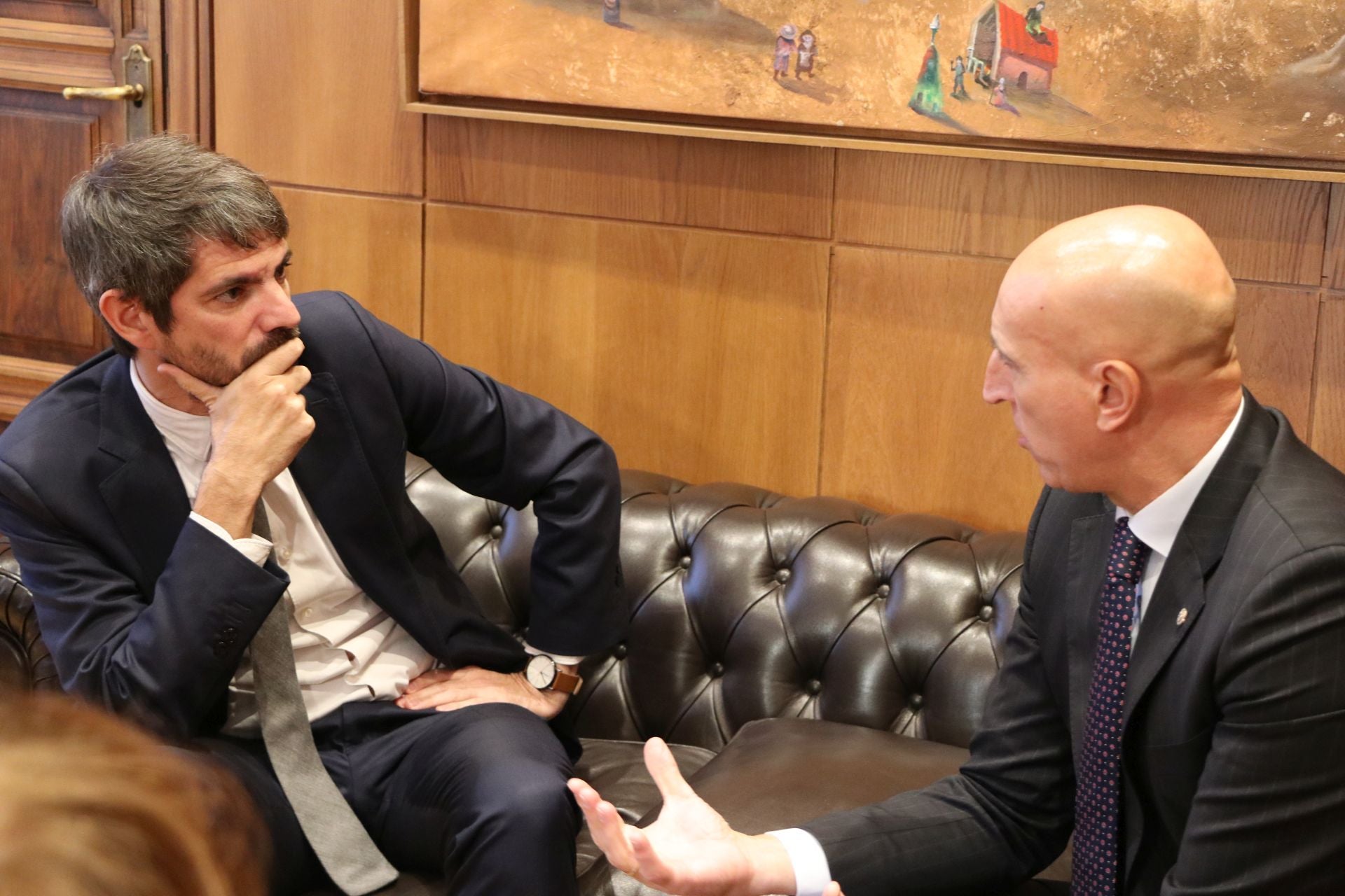 Las imágenes de la visita del ministro Urtasun para rescatar el Teatro Emperador