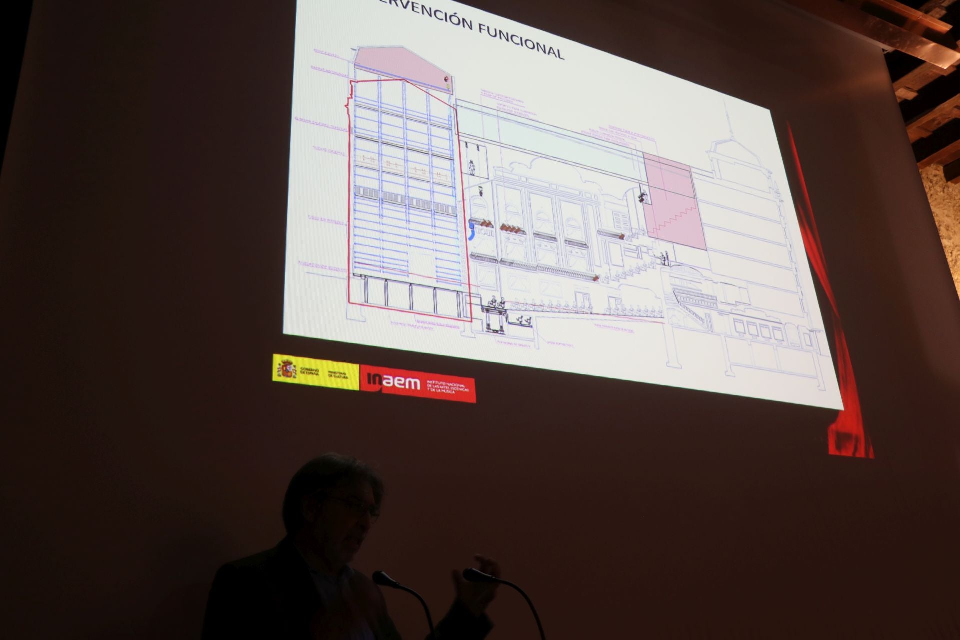 Las imágenes de la visita del ministro Urtasun para rescatar el Teatro Emperador