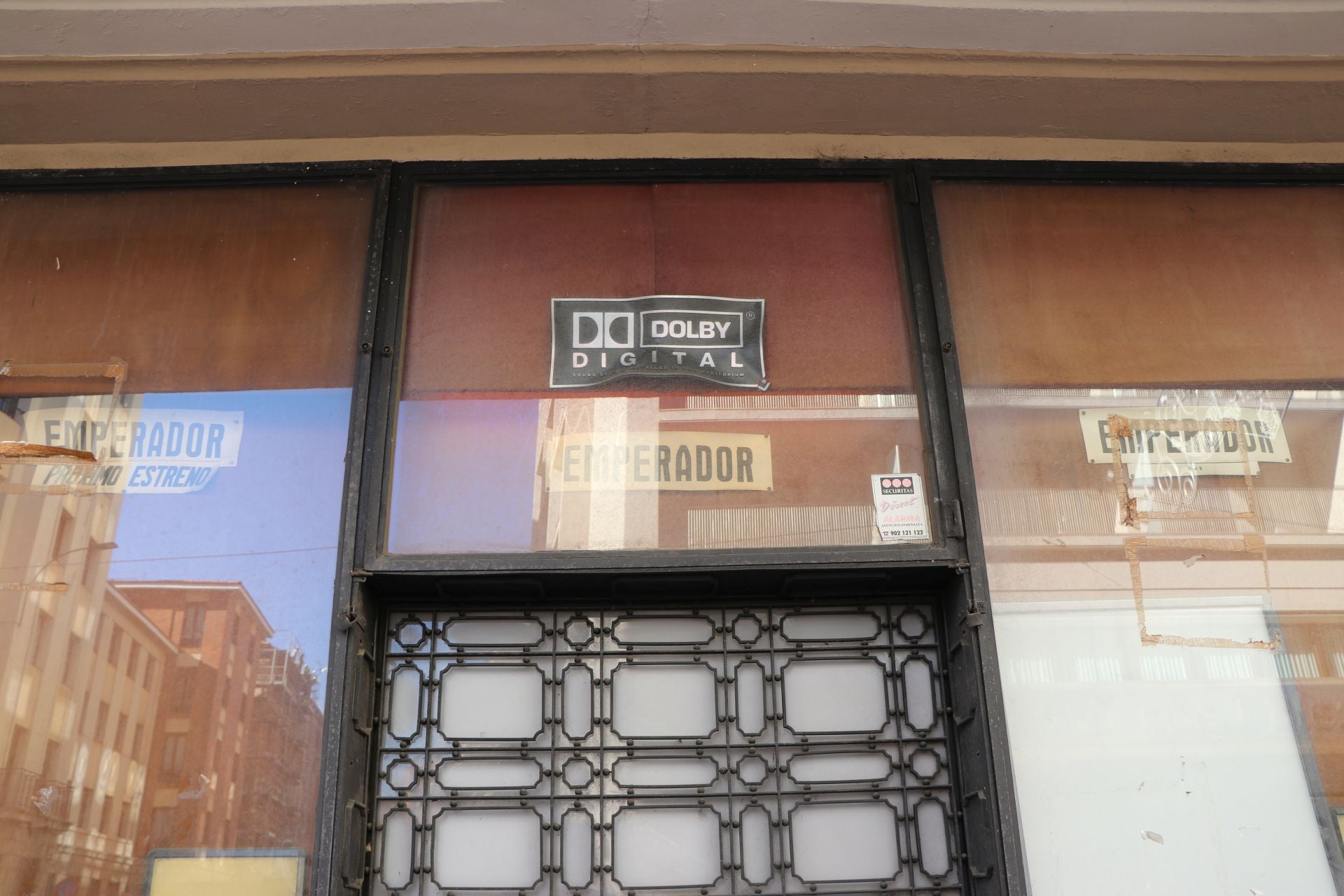 Las imágenes de la visita del ministro Urtasun para rescatar el Teatro Emperador