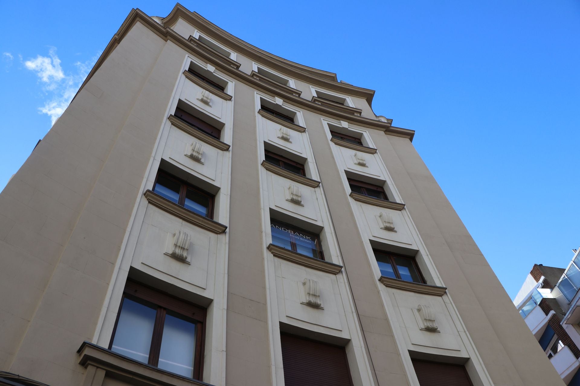 Las imágenes de la visita del ministro Urtasun para rescatar el Teatro Emperador