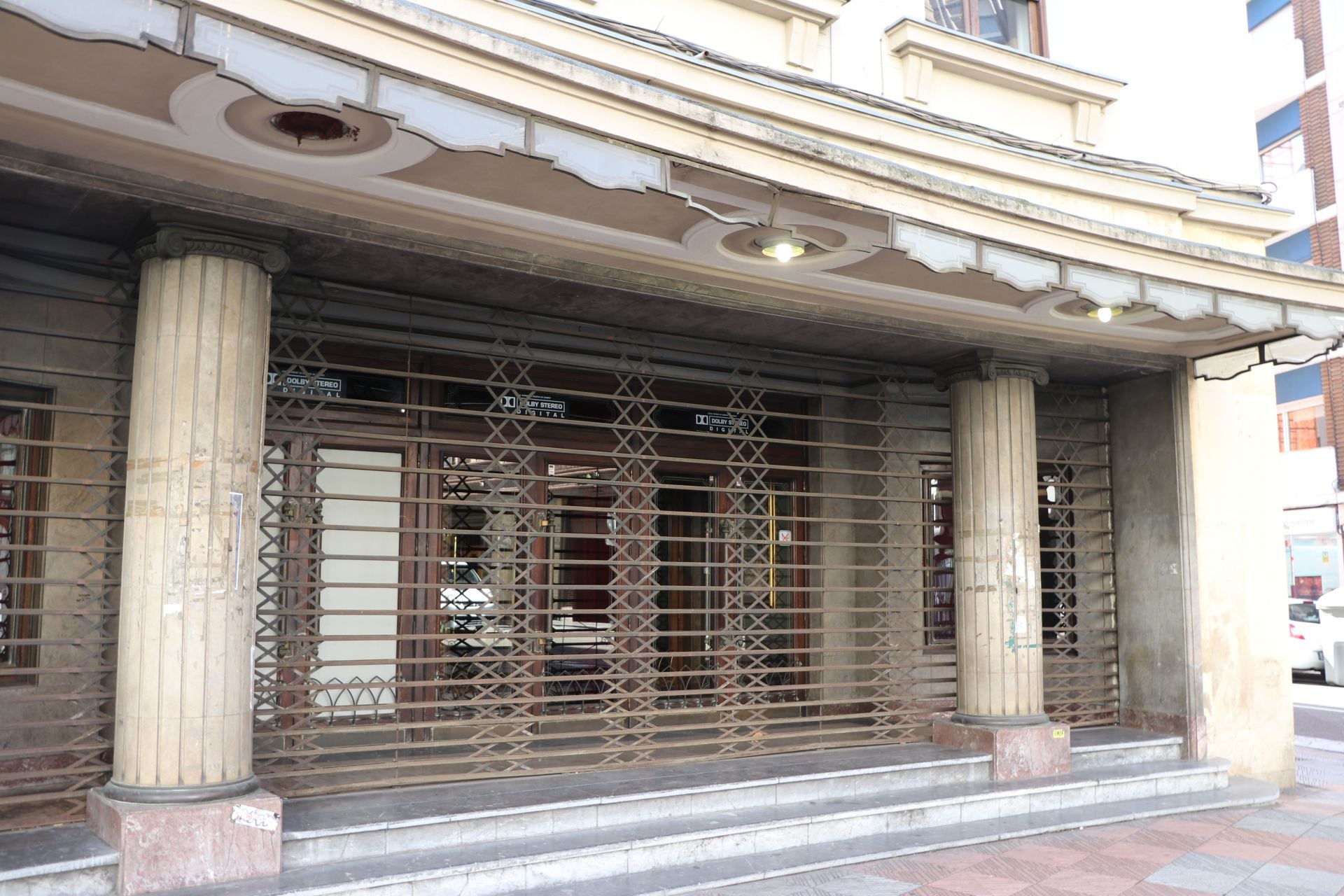 Las imágenes de la visita del ministro Urtasun para rescatar el Teatro Emperador